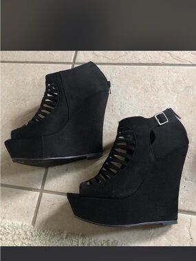 Madden Girl Black Cutout Peep-Toe Platform Wedge Booties 6.5